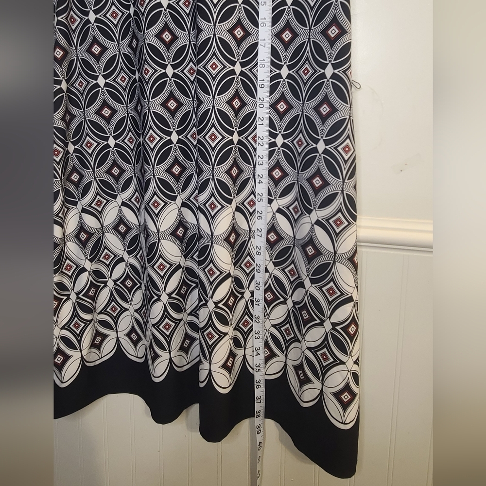 Tacera Black And Whithe Geometric Pattern Top. It has eyelets for a headband but - Picture 11 of 12